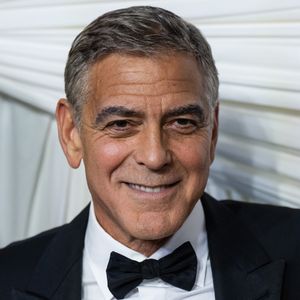 George Clooney, atualmente com 63 anos, ainda é um dos maiores galãs de Hollywood