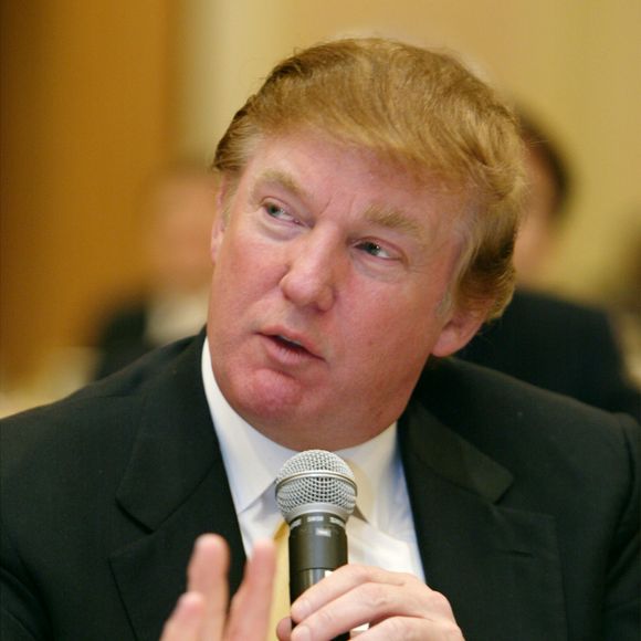 2003: Donald Trump participa de uma roda de discussão produzido pela Atlantic Magazine