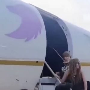 Gulfstream G280 associado aos deslocamentos recentes de Shakira durante a turnê Las Mujeres Ya No Lloran chama atenção pela pintura com loba fúcsia na cauda