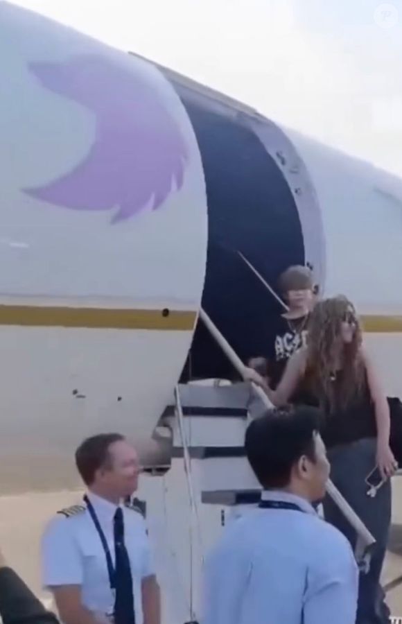 Gulfstream G280 associado aos deslocamentos recentes de Shakira durante a turnê Las Mujeres Ya No Lloran chama atenção pela pintura com loba fúcsia na cauda