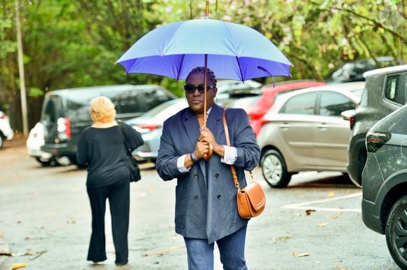 Velório de JP Mantovani: ex-Rouge Karin Hills foi confortar Li Martins após tragédia com o marido da cantora