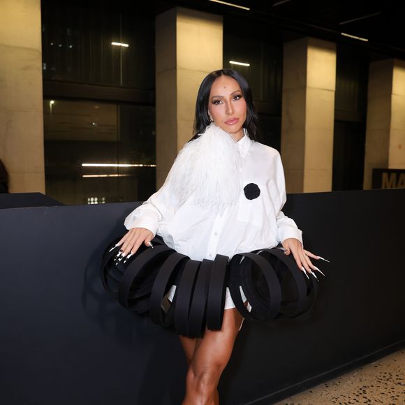Sabrina Sato marca presença em desfile da Havaianas com look volumoso e sandálias