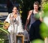 Bruna Marquezine aposta em conjunto de linho off-white e mostra como adaptar o tecido natural aos dias mais frios ao lado de Shawn Mendes
