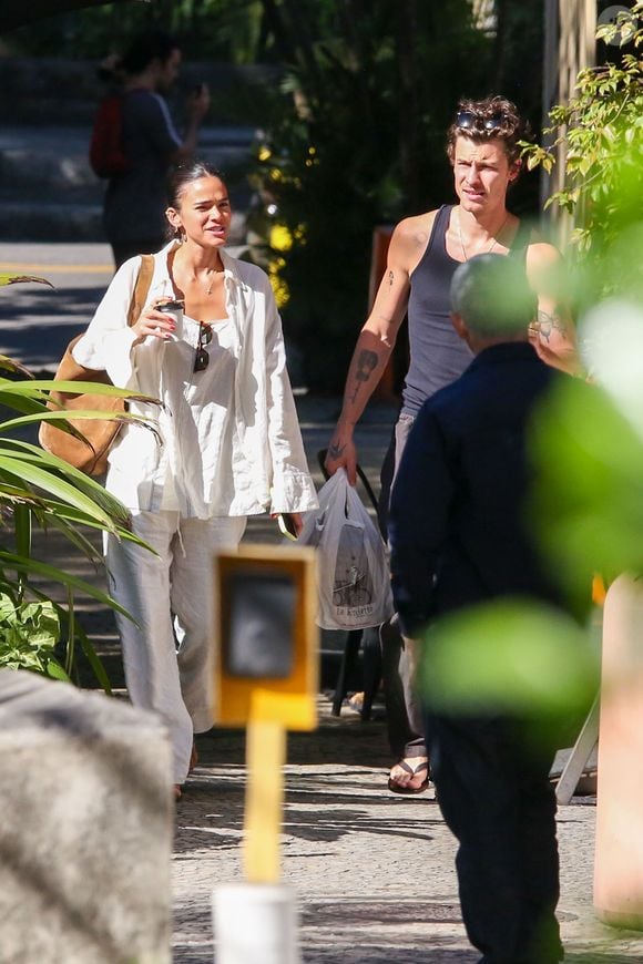 Bruna Marquezine aposta em conjunto de linho off-white e mostra como adaptar o tecido natural aos dias mais frios ao lado de Shawn Mendes