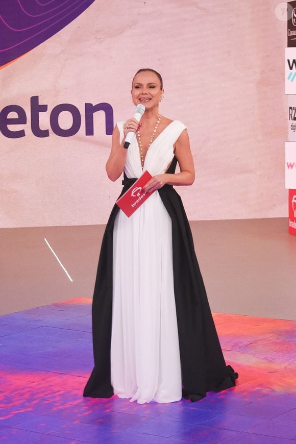 Eliana deslumbrante! Apresentadora retorna ao SBT com look preto e branco poderoso para o Teleton 2025