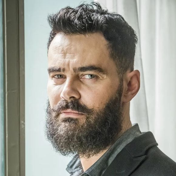 Barbudo belíssimo, Carmo Dalla Vecchia mostrou um novo lado em 'Órfãos da Terra', em 2019