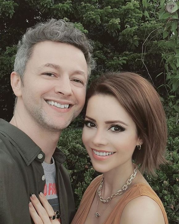 Lucas Lima e Sandy não mostram o rosto do filho