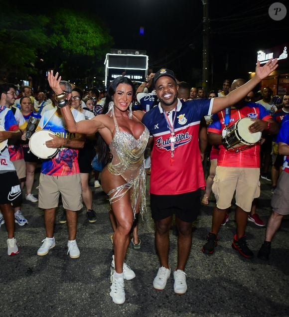 Gracyanne Barbosa interagiu com a bateria da União da Ilha do Governador durante novo ensaio técnico