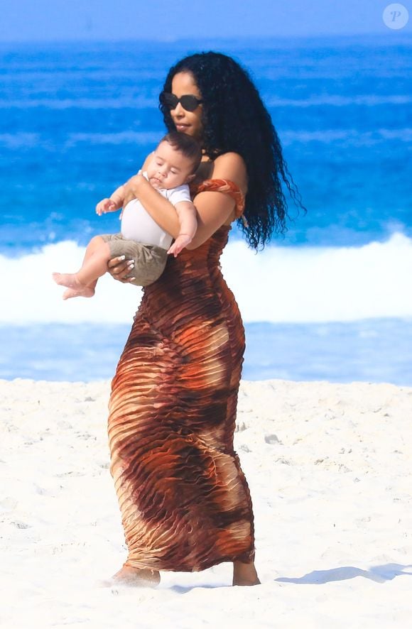 Lorena Maria levou o filho, Rás, 5 meses, à praia do Rio dias após confirmar o fim do namoro com MC Daniel, pai do bebê