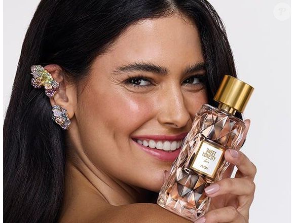 A fragrância  Sweet Honesty Fun da Avon é recomendada para passeios ao ar livre, encontros casuais e até ambientes profissionais. Segundo a especialista, trata-se de um perfume solar, equilibrado e espontâneo