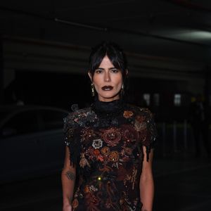 Anttónia brilhou em um vestido bordado com motivos florais em tons quentes, transparências e aplicações, que evocam intensidade gótica e requinte artesanal