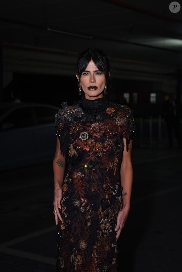 Anttónia brilhou em um vestido bordado com motivos florais em tons quentes, transparências e aplicações, que evocam intensidade gótica e requinte artesanal
