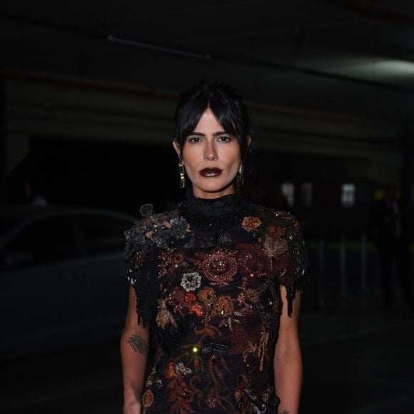 Anttónia brilhou em um vestido bordado com motivos florais em tons quentes, transparências e aplicações, que evocam intensidade gótica e requinte artesanal