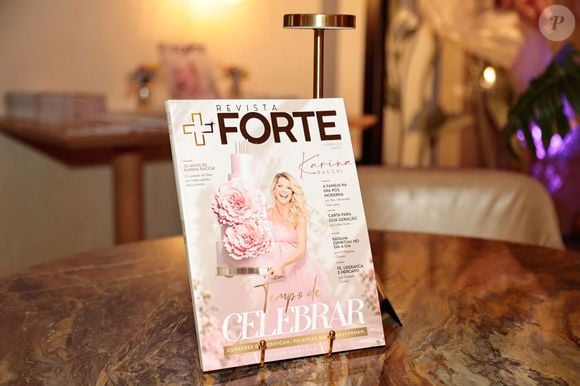 A revista +FORTE ganhou espaço na decoração da festa de Karina Bacchi, que tem compartilhado publicamente sua fé cristã
