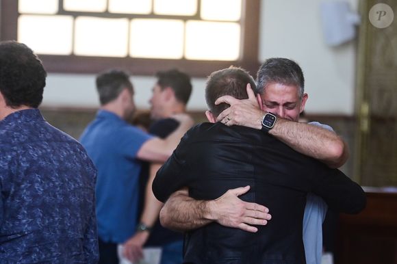 Família e amigos de JP Mantovani se consolam e se confortam na missa de 7º dia do marido de Li Martins, do Rouge