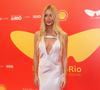 Marina Ruy Barbosa elege slip dress com decote revelador de grife belga e brilha no Festival do Rio