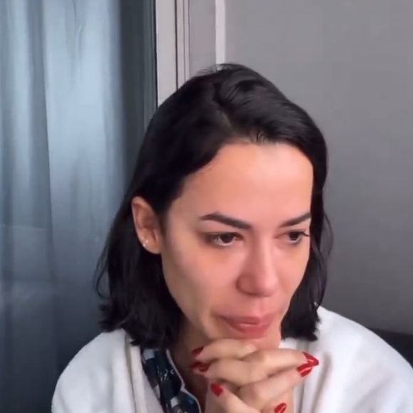 Fora de 'A Fazenda 16', Larissa Tomásia chorou ao fazer desabafo em sua conta de web; influencer criticou ter sido exposta por Lucas Selfie por pedido para ter conversa com Sacha Bali