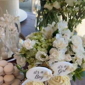 A decoração minimalista do chá revelação de Sabrina Sato e Nicolas Prattes roubou a cena