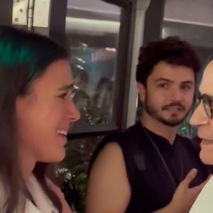 Bruna Marquezine foi cumprimentar Dráuzio Varella