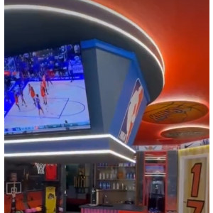 Sala de jogos faz parte da mansão de Deborah Secco