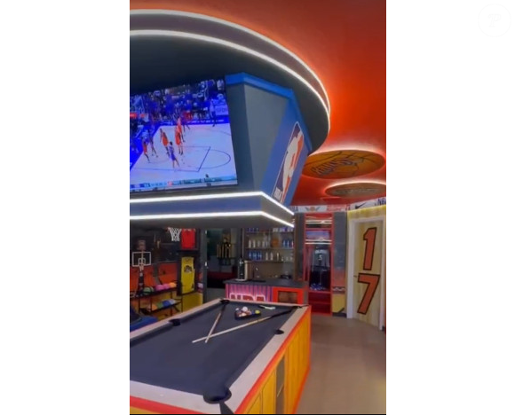 Sala de jogos faz parte da mansão de Deborah Secco