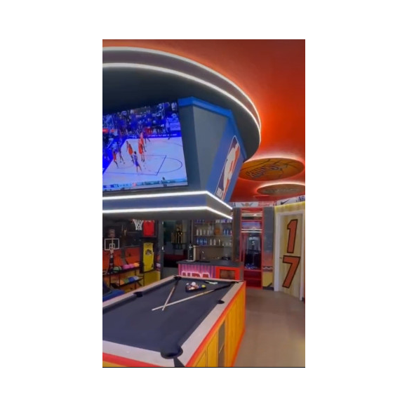 Sala de jogos faz parte da mansão de Deborah Secco