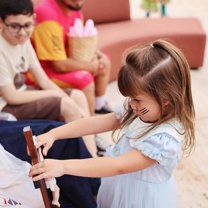 Filha de Virgínia e Zé Felipe encosta na cruz que representa Jesus