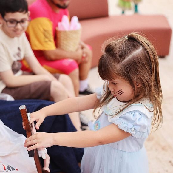 Filha de Virgínia e Zé Felipe encosta na cruz que representa Jesus