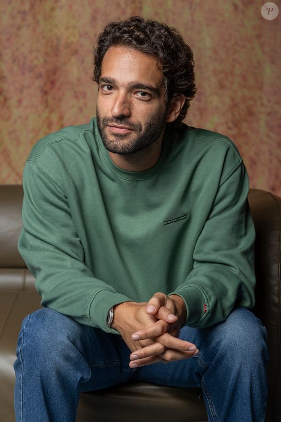 Humberto Carrão começou 'Vale Tudo' com Afonso mantendo o cabelão e um estilo de vida saudável