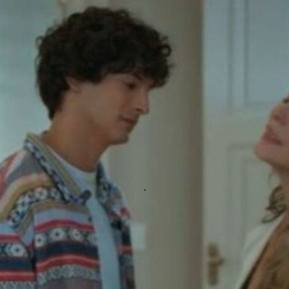 Tiago (Pedro Waddington) se embriaga e é espancado por três rapazes, deixando Helena (Paolla Oliveira) com medo da morte do filho