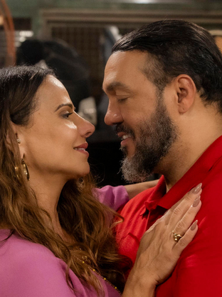 O erro da Globo em cena de beijo entre personagens de Belo e Viviane Araujo