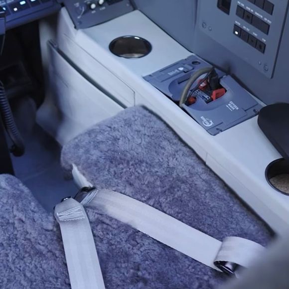 Após passar por retrofit em 2026, a cabine do avião de Simone Mendes ganhou um padrão sofisticado, com layout funcional e ambiente acolhedor
