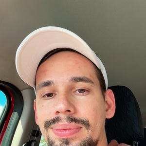 "Por conta da pneumonia, provavelmente ela teve esforço respiratório e baixa saturação, e por esses motivos foi intubada", disse Lucas, marido de Isabel Veloso