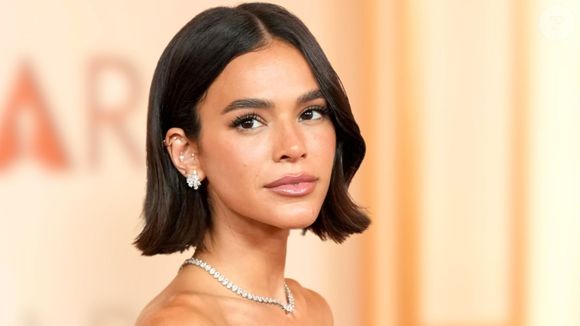 Os olhos castanhos ficarão lindos se forem maquiados com estes tons e desta forma: palavra de profissional; foto mostra atriz Bruna Marquezine no Oscar 2026.