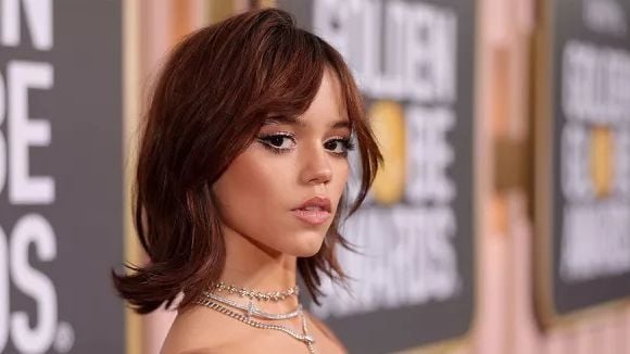 20 famosas com corte de cabelo curto em camadas com franja: fotos de Jenna Ortega, Taylor Swift, Juliana Paes e mais