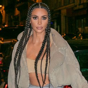2020: já viram Kim Kardashian de tranças? Visual diferente foi usado uma única vez pela famosa