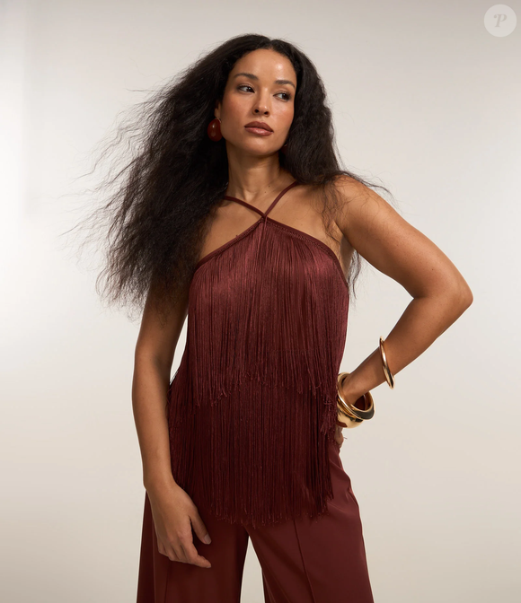 Blusa Curta de Franjas com Decote Halter, por R$ 89,90: As franjas garantem movimento extra para dançar cada hit de Shakira com muito glamour e atitude