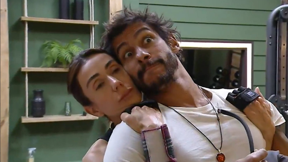 Lembra deles? Casal polêmico de ‘A Fazenda 17’, Michelle Barros e Shia Phoenix anunciam gravidez