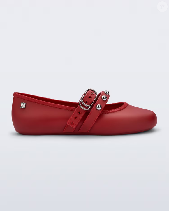 Parece sapatilha de balé, mas a nova Melissa Soft Ballerina Studs aposta em spikes e fivelas para transformar o clássico em tendência neste inverno