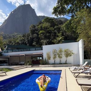 Thor Batista conta com uma piscina gigantesca em sua mansão, logo aos pés do Cristo Redentor