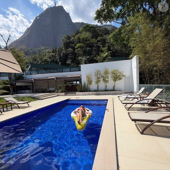 Thor Batista conta com uma piscina gigantesca em sua mansão, logo aos pés do Cristo Redentor