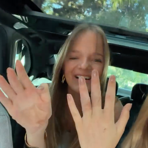 Durante as filmagens, Rafaella mostrou os machucados nas mãos e brincou que o curativo no dedo anelar parecia uma aliança