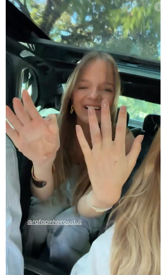 Durante as filmagens, Rafaella mostrou os machucados nas mãos e brincou que o curativo no dedo anelar parecia uma aliança