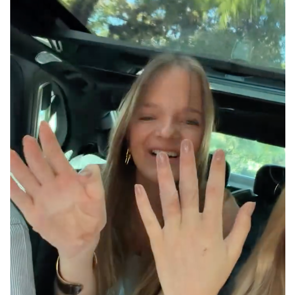 Durante as filmagens, Rafaella mostrou os machucados nas mãos e brincou que o curativo no dedo anelar parecia uma aliança