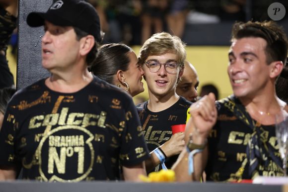Filho de Luciano Huck e Angélica, Joaquim foi acompanhado da namorada, Manoela Estevão, ao desfile das escolas campeãs do Carnaval 2025