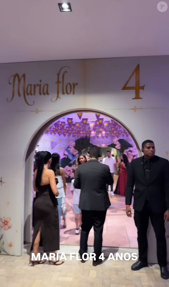 O cenário do aniversário de Maria Flor combinou flores, madeira, folhagens e estruturas cenográficas para recriar a atmosfera de um reino encantado. A festa de 4 anos teve como tema 'Enrolados' e foi realizada na Casa VF, em Goiânia