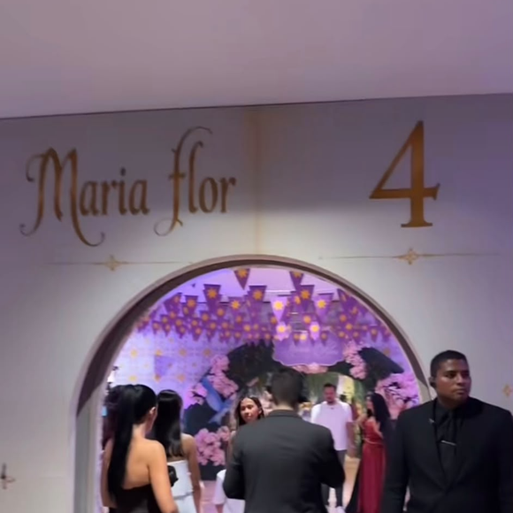 O cenário do aniversário de Maria Flor combinou flores, madeira, folhagens e estruturas cenográficas para recriar a atmosfera de um reino encantado. A festa de 4 anos teve como tema 'Enrolados' e foi realizada na Casa VF, em Goiânia