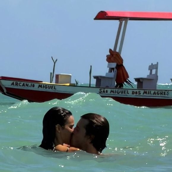 Bruna Marquezine e Shawn Mendes foram vistos aos beijos em Alagoas