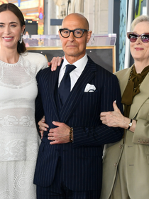 Totalmente estrelados! Elenco principal de 'O Diabo Veste Prada', com Emily Blunt em vestido de renda e Stanley Tucci de risca de giz, ganha estrelas na Calçada da Fama e se junta a Meryl Streep e Anne Hathaway