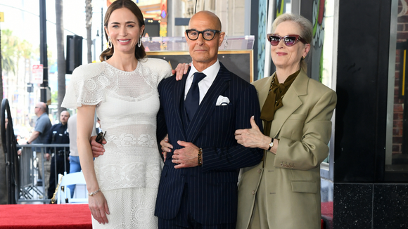 Totalmente estrelados! Elenco principal de 'O Diabo Veste Prada', com Emily Blunt em vestido de renda e Stanley Tucci de risca de giz, ganha estrelas na Calçada da Fama e se junta a Meryl Streep e Anne Hathaway